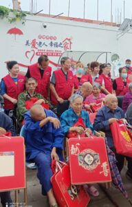 重庆“侨爱心·陈老乡”公益社中秋敬老行