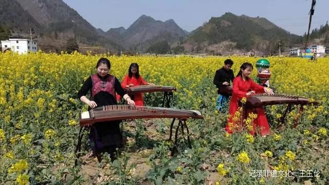贵州都匀:墨冲镇举办首届油菜花节暨系列文化活动迎来游客高峰