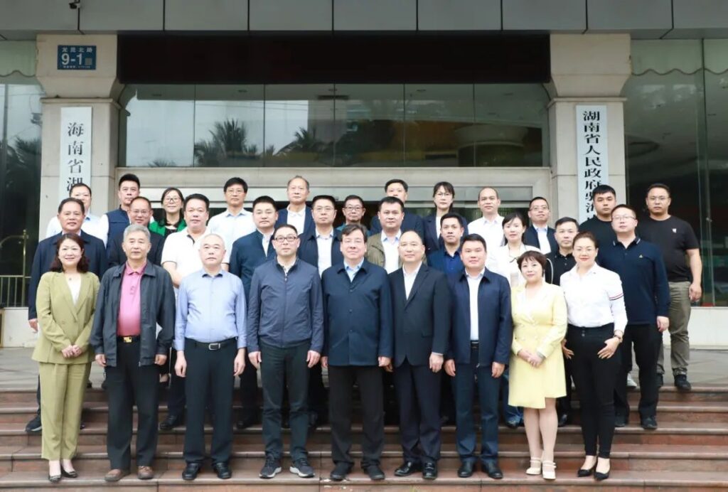 湖南省政协副主席、省工商联主席张健率省代表团参加第三届中国国际消费品博览会 莅临湖南商会调研指导