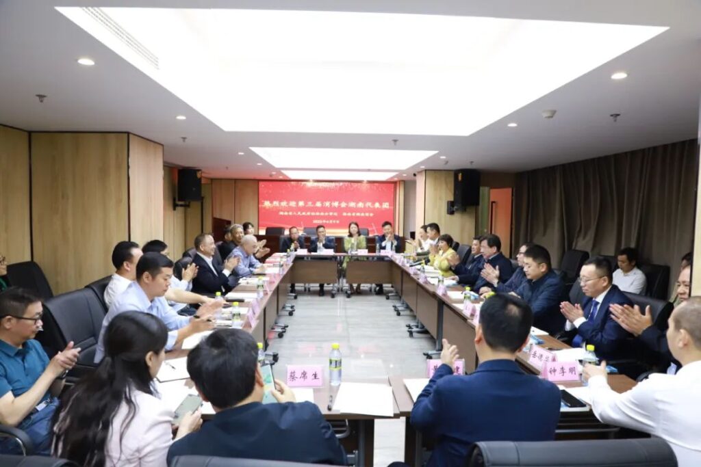湖南省政协副主席、省工商联主席张健率省代表团参加第三届中国国际消费品博览会 莅临湖南商会调研指导
