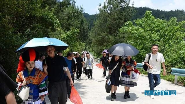“笙歌飞苗寨,欢庆四月八”——苗族青年交友联谊活动在花溪举行